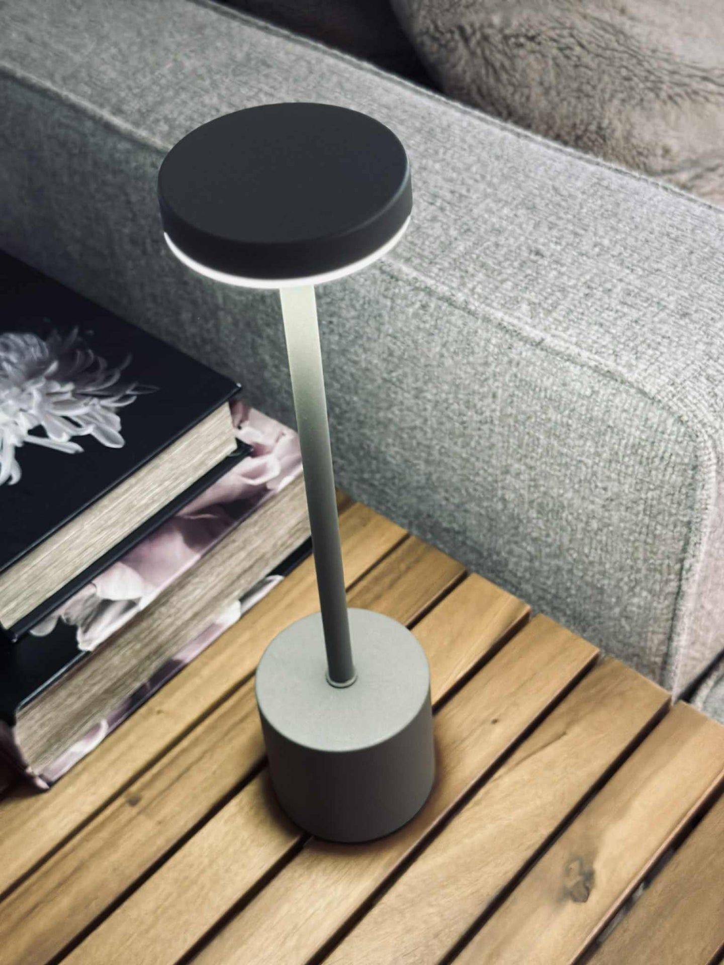LED bordslampa KELLY Taupe - uppladdningsbar