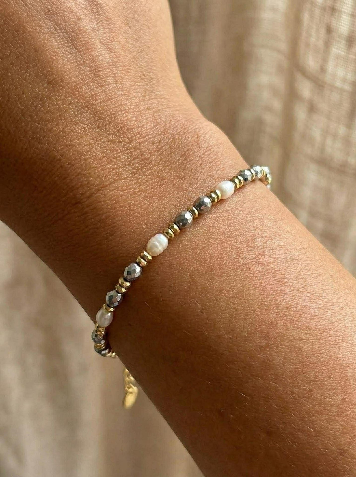 Armband ELINE - med färskvattenspärlor