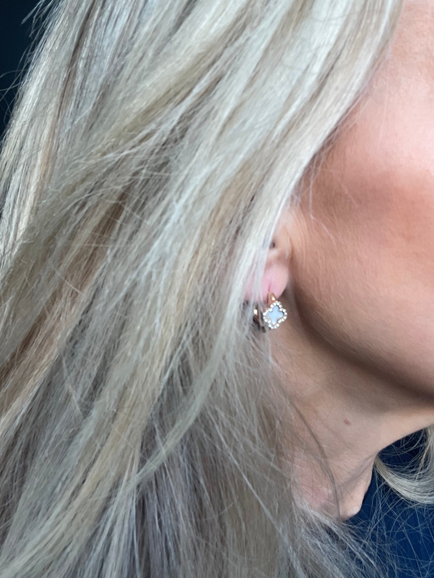 Örhängen ELLIE - förgyllda och besatta med zirkoner