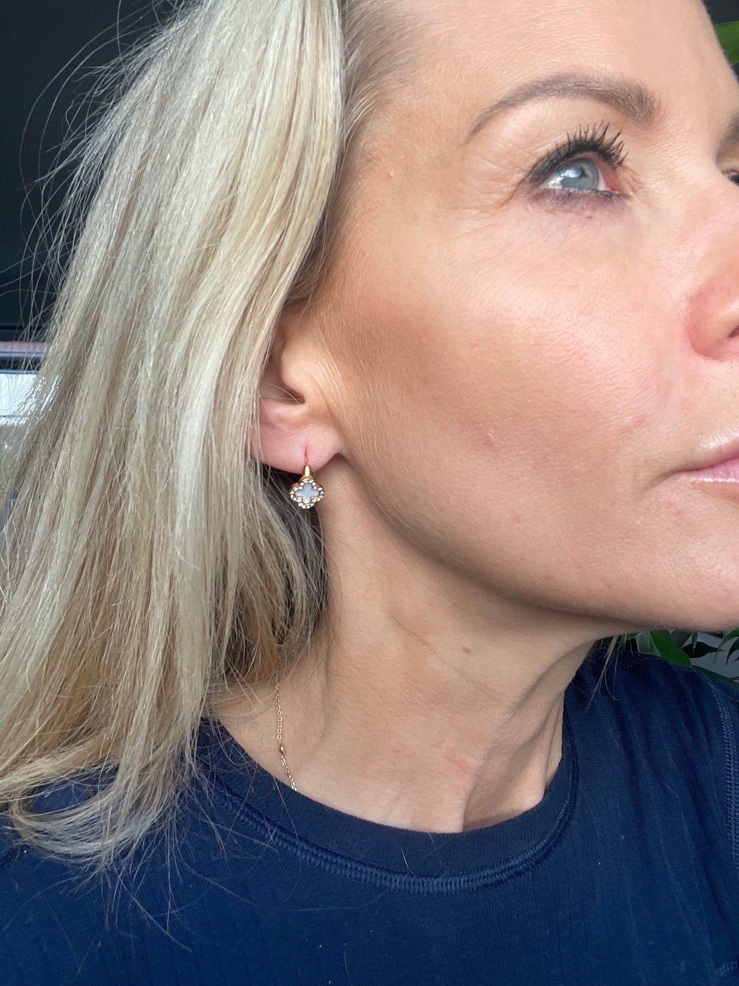 Örhängen ELLIE - förgyllda och besatta med zirkoner