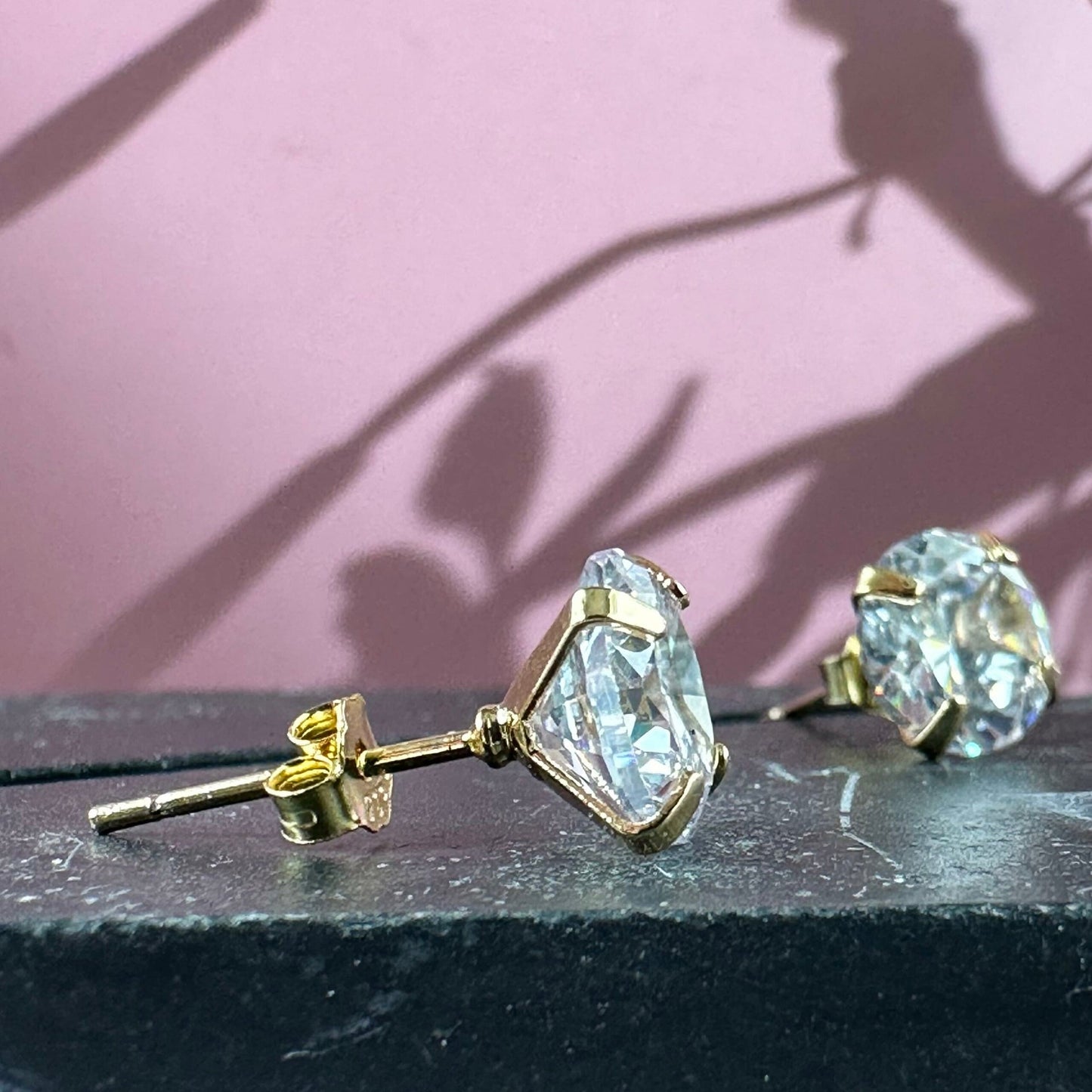 Klassiska förgyllda örhängen