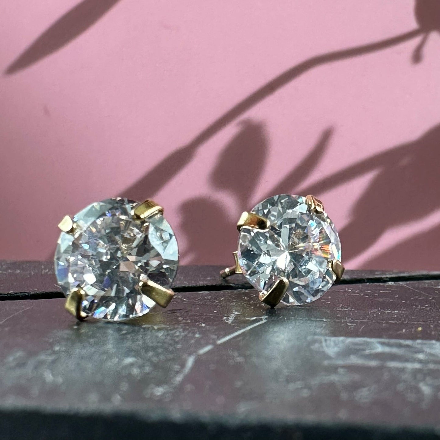 Klassiska förgyllda örhängen