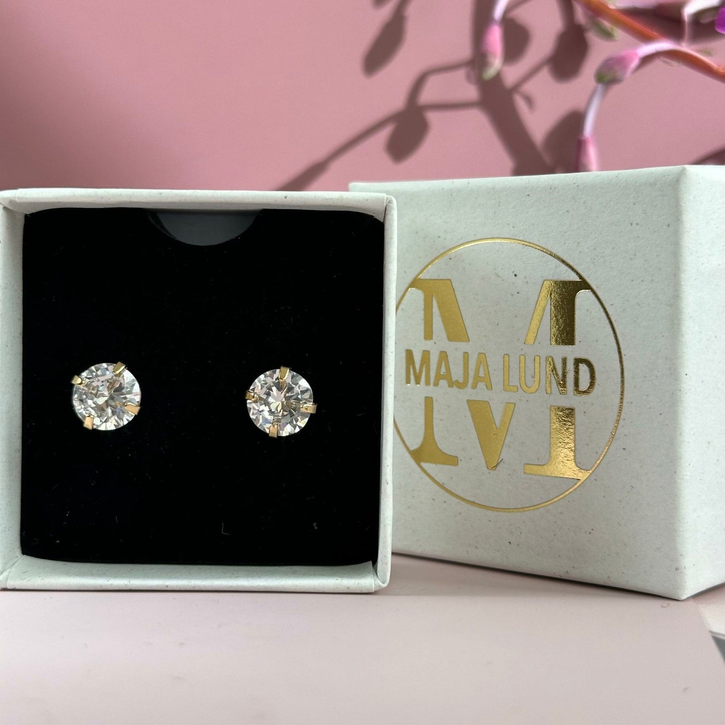 Klassiska förgyllda örhängen