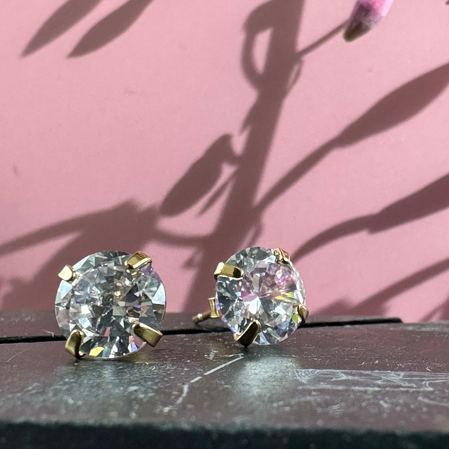 Klassiska förgyllda örhängen