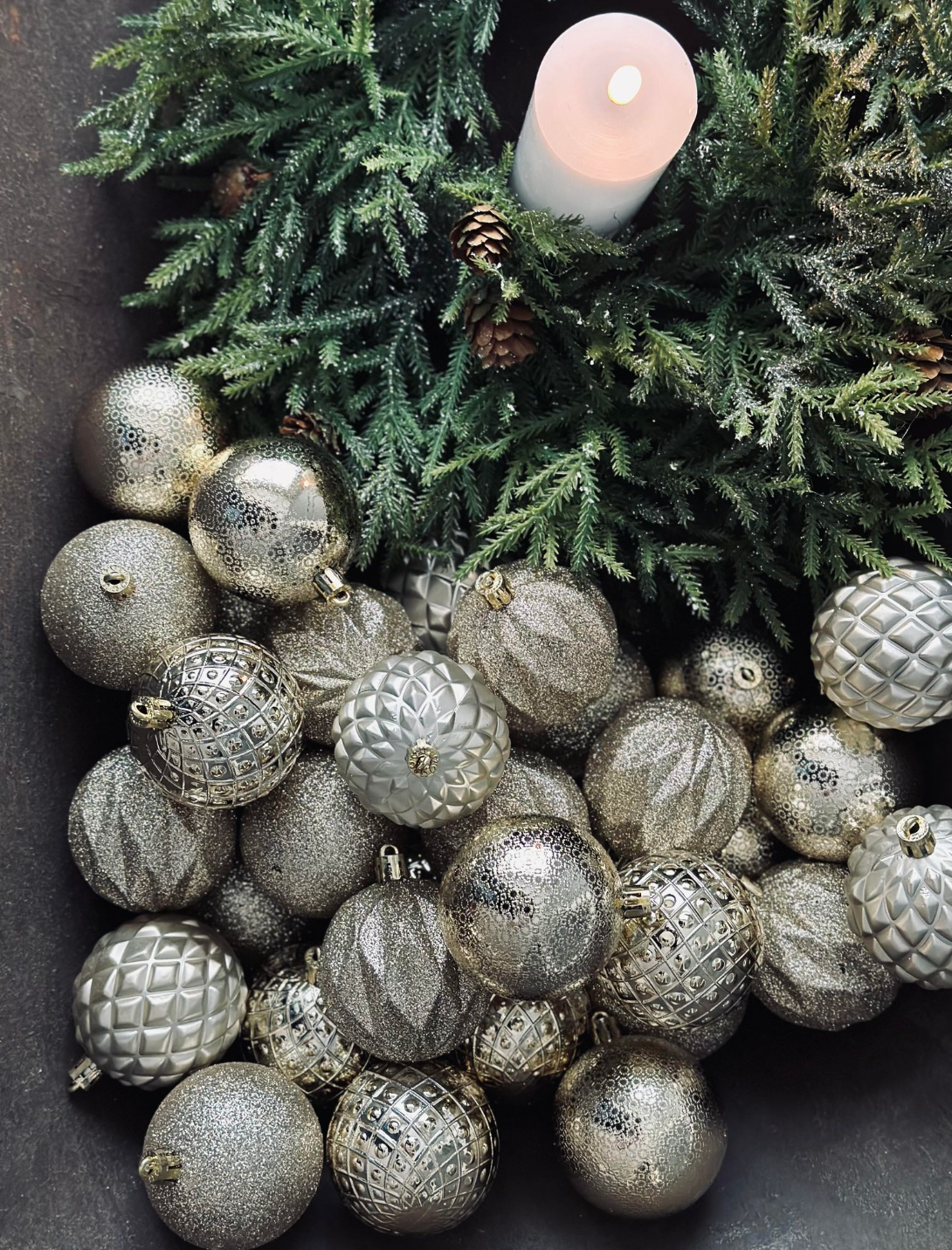 Mixbox med julgranskulor 35 st - creme / guld