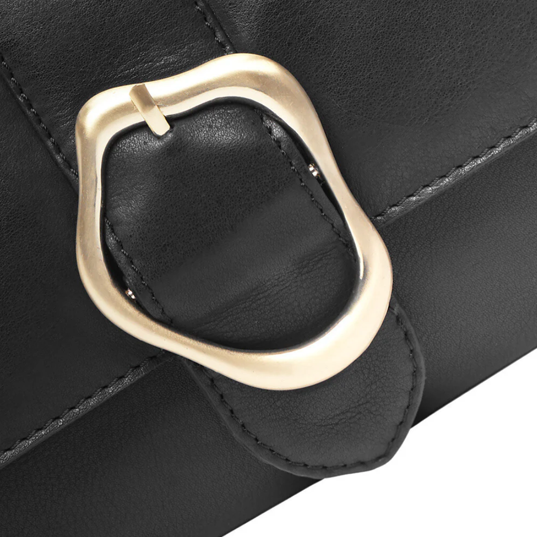 Crossover med spänne - Black leather