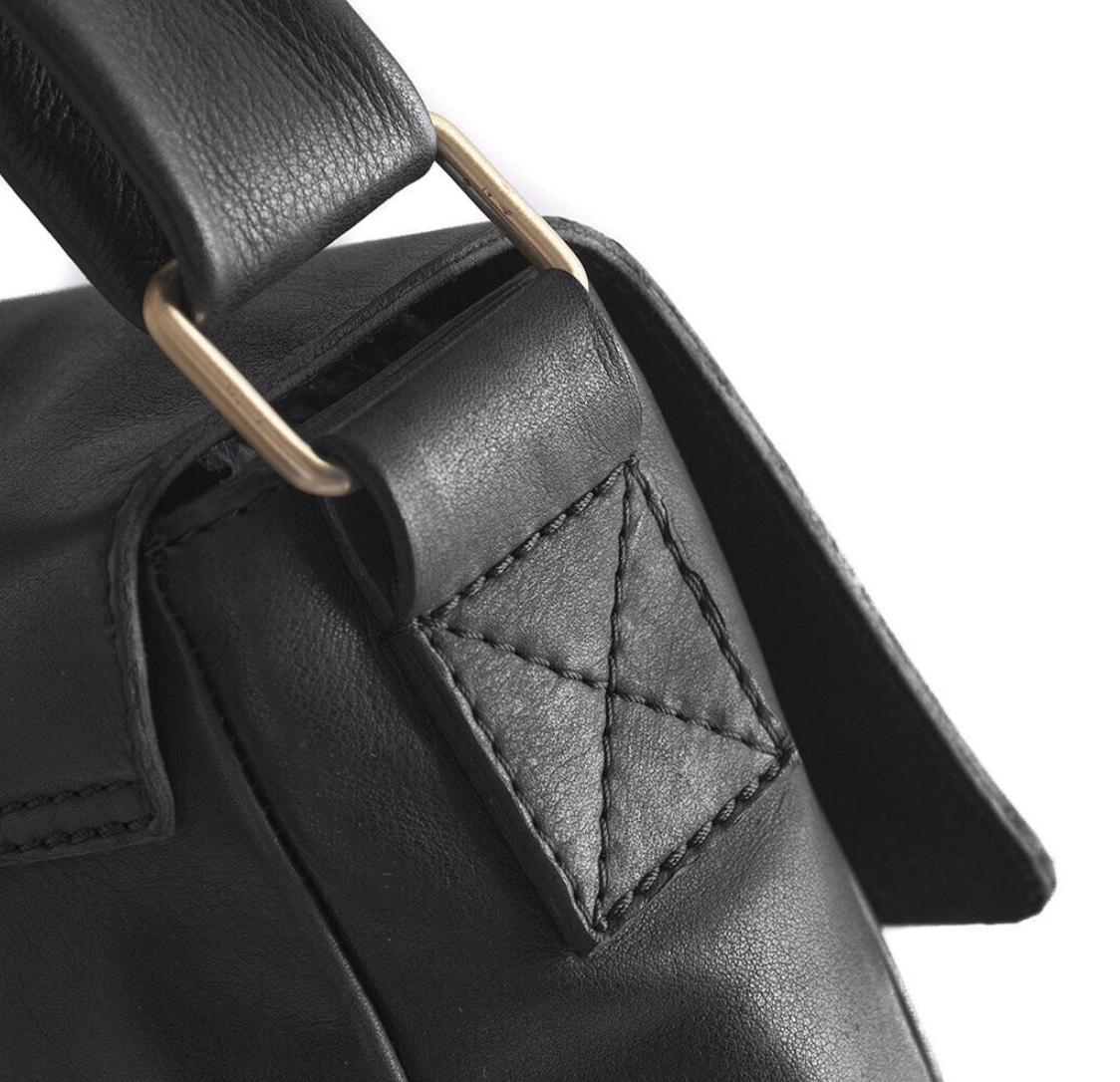 Crossover med spänne - Black leather