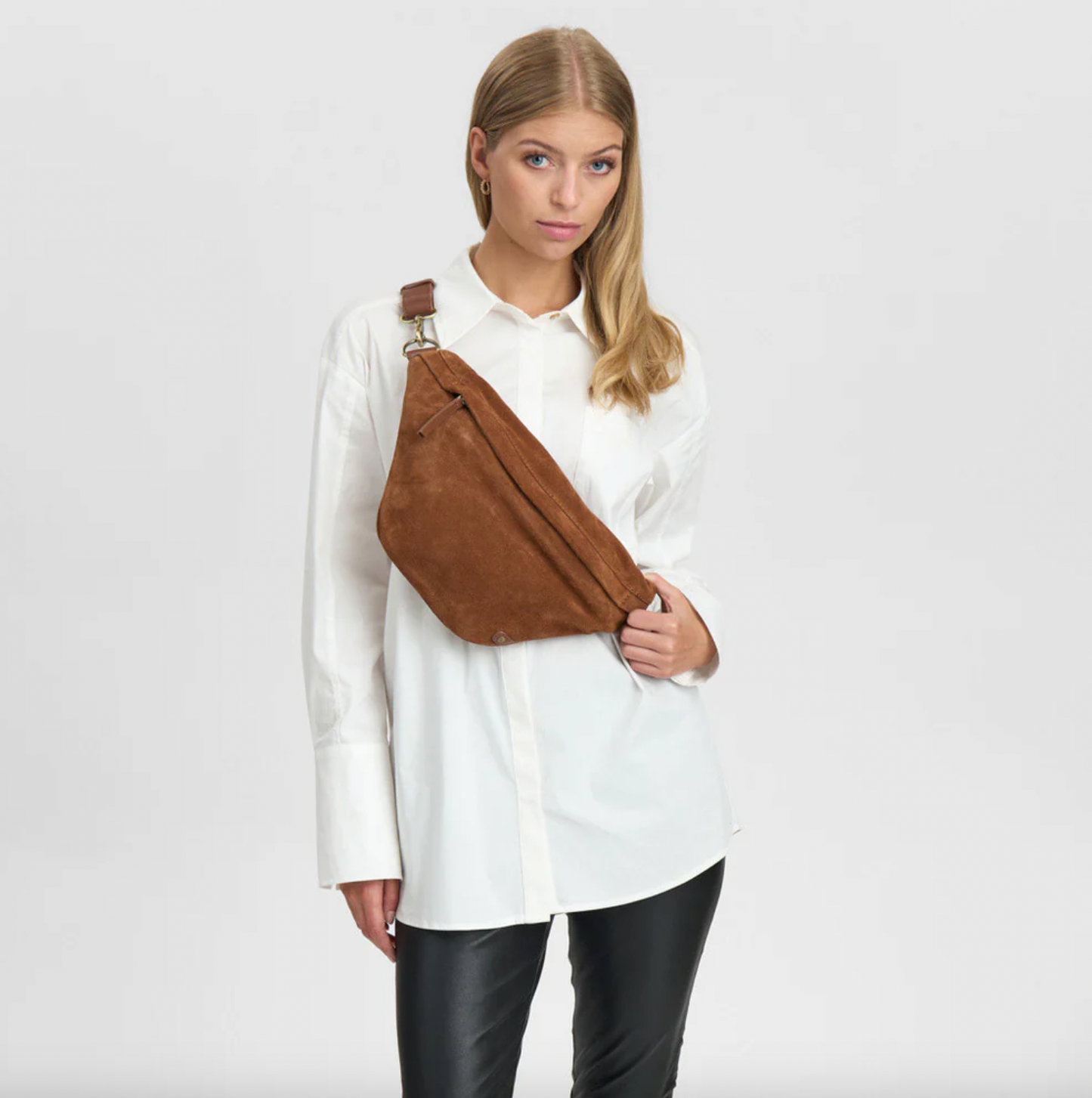 Vacker mockamidjeväska - Cognac