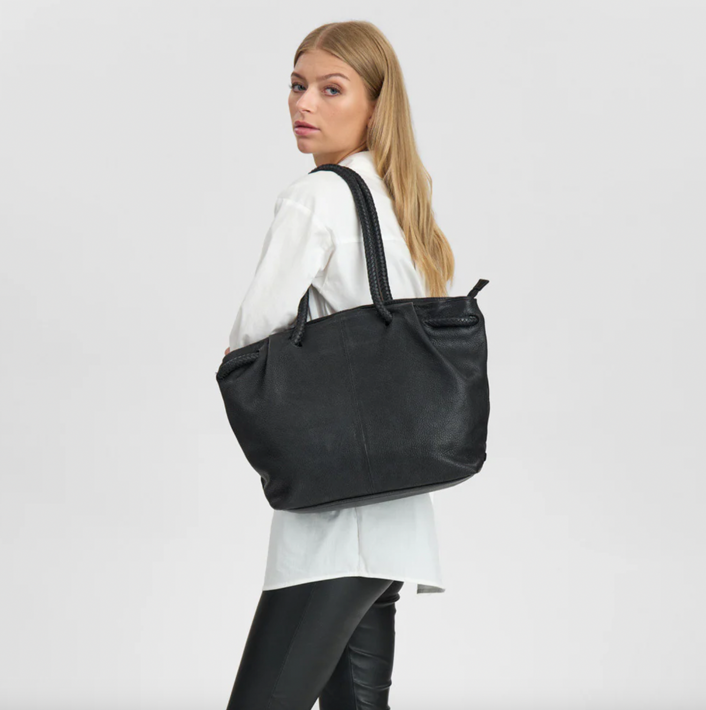 Axelväska med vacker flätad rem - Black