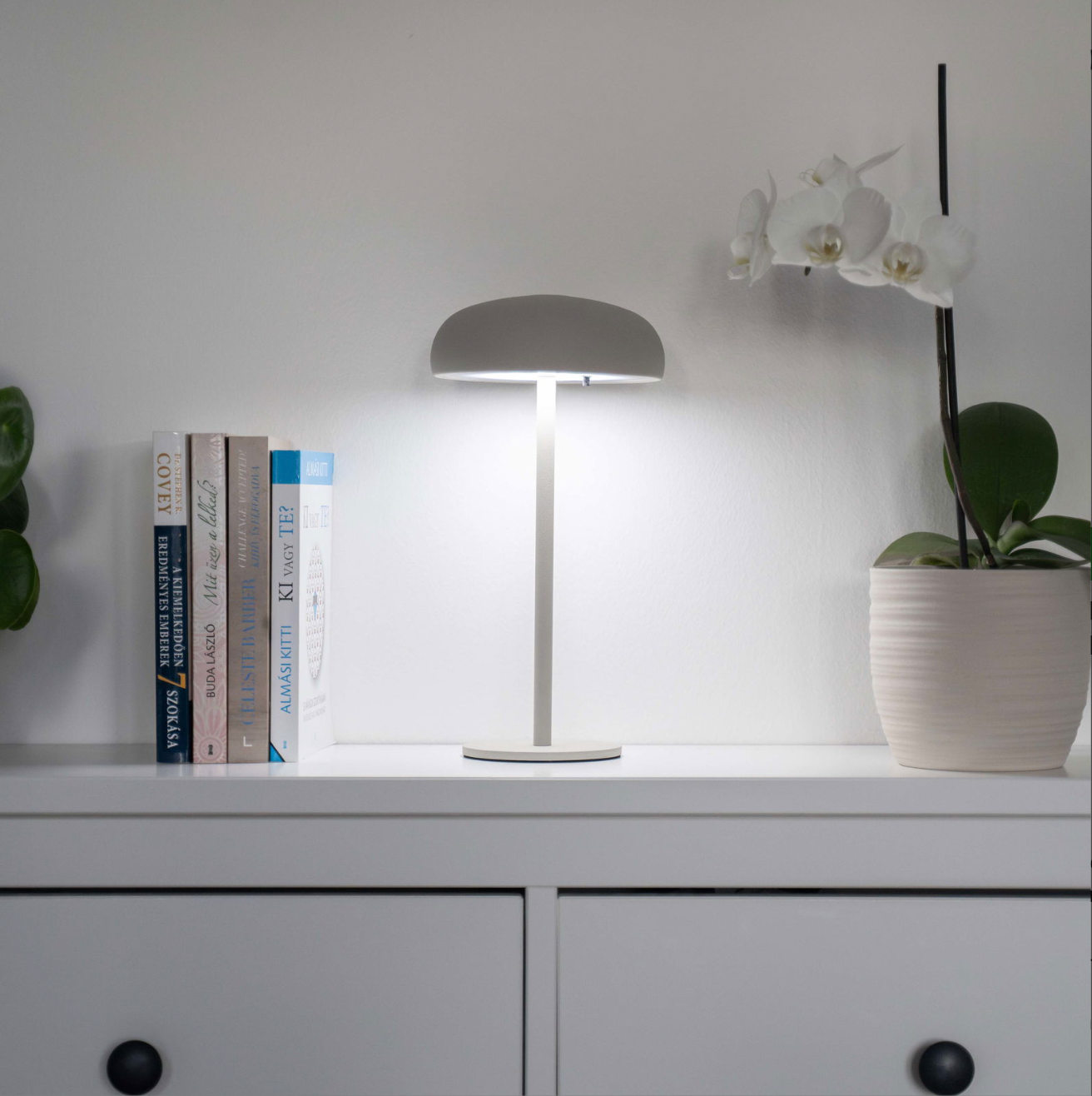 Isolde LED touch bordslampa. Svart/Beige
