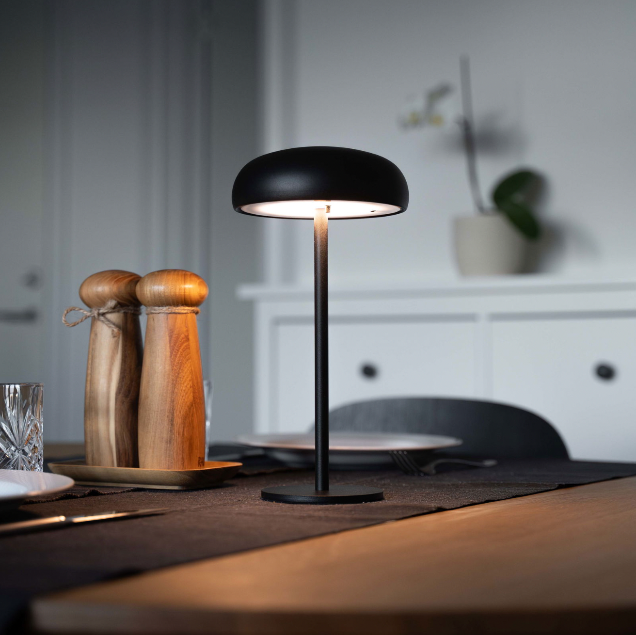 Isolde LED touch bordslampa. Svart/Beige
