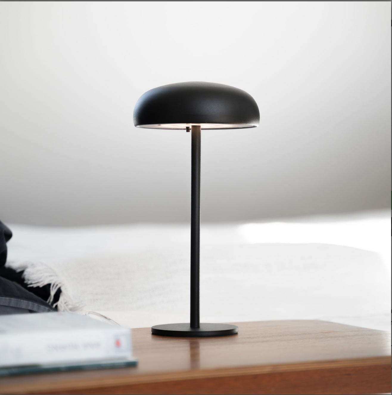 Isolde LED touch bordslampa. Svart/Beige