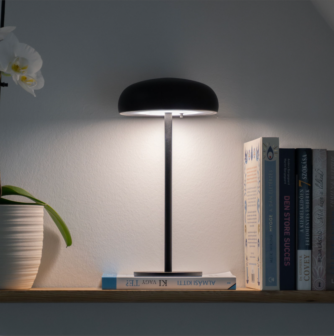Isolde LED touch bordslampa. Svart/Beige