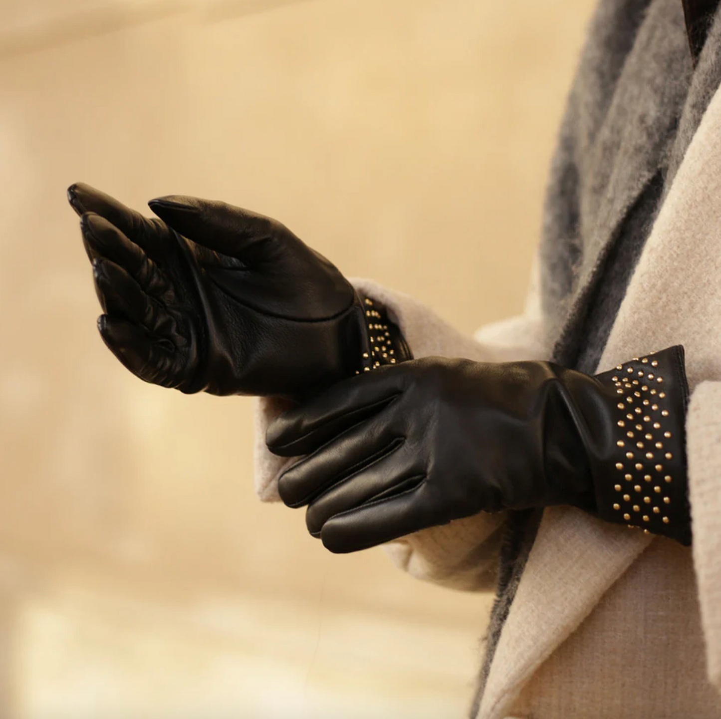 Läderhandskar dekorerade med mikronitar