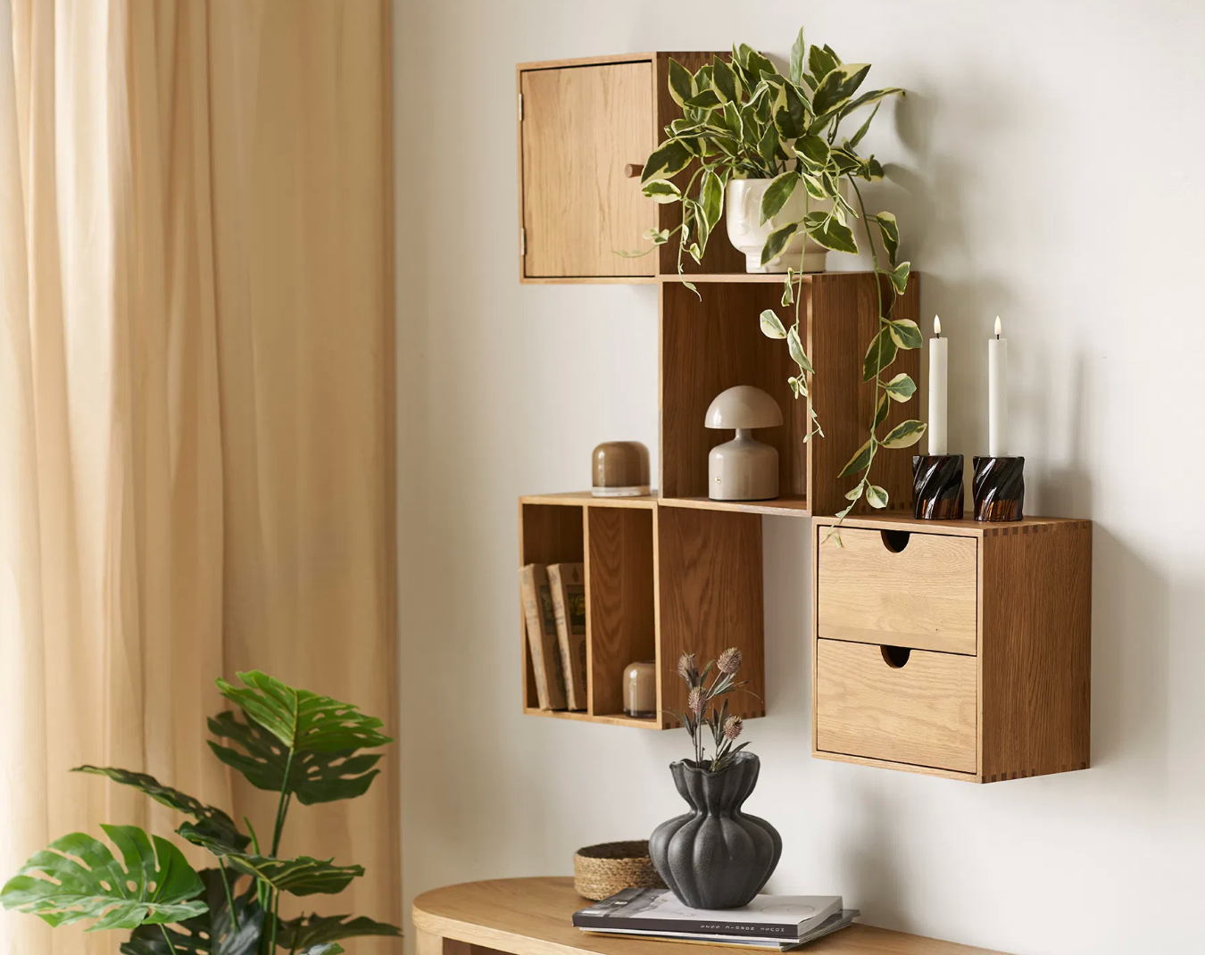 Hylla med dörr i ek