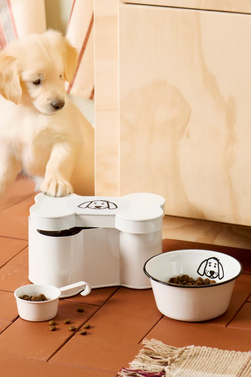 Burk formad som köttben med hundmotiv och måttbägare