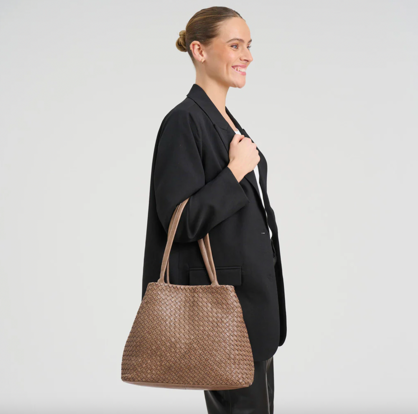 Shopper i flätat läder - Dark taupe