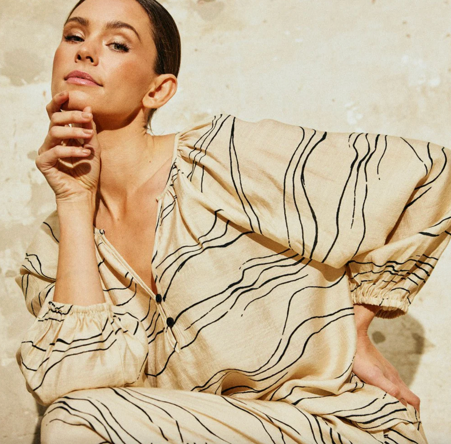 Blus Evy - Cream Graphic