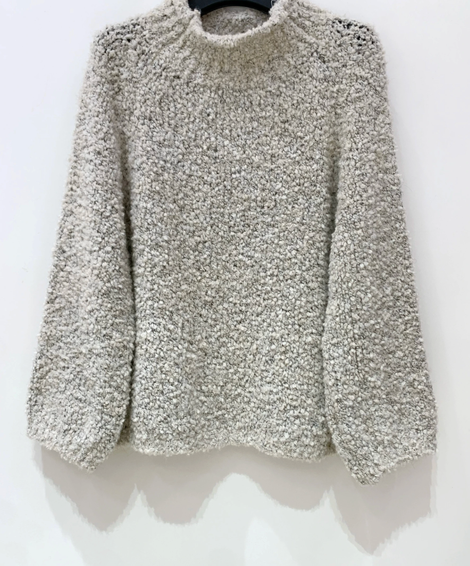 Stickad bouclé beige