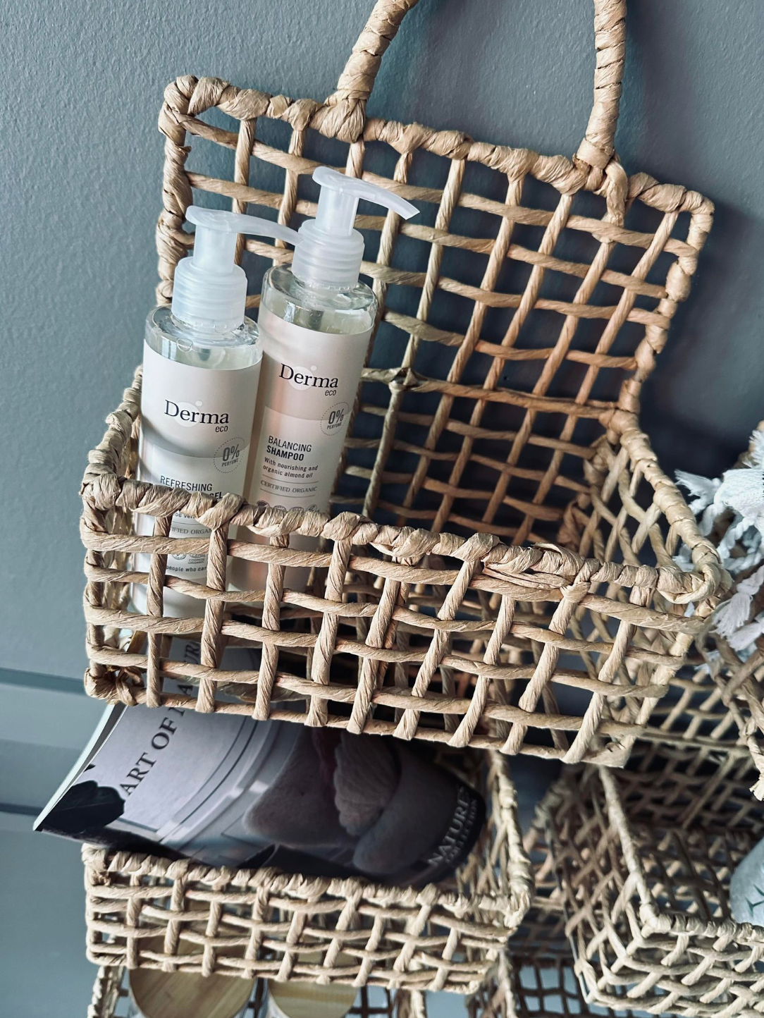 Vägghylla med 3 hyllor