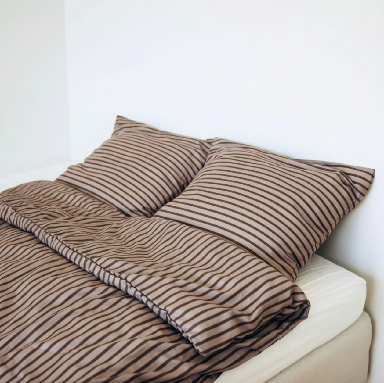 Randigt bäddset beige rand 140x200