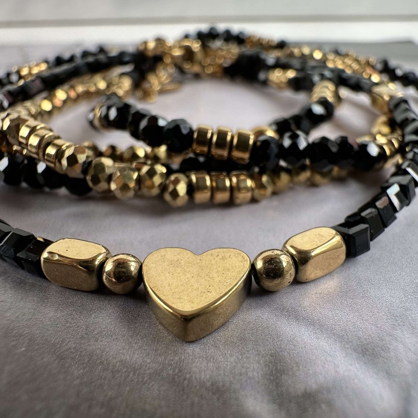 Armbånd Black MICHELLE hjerte – 5 armbånd - VIAMAJA.DK