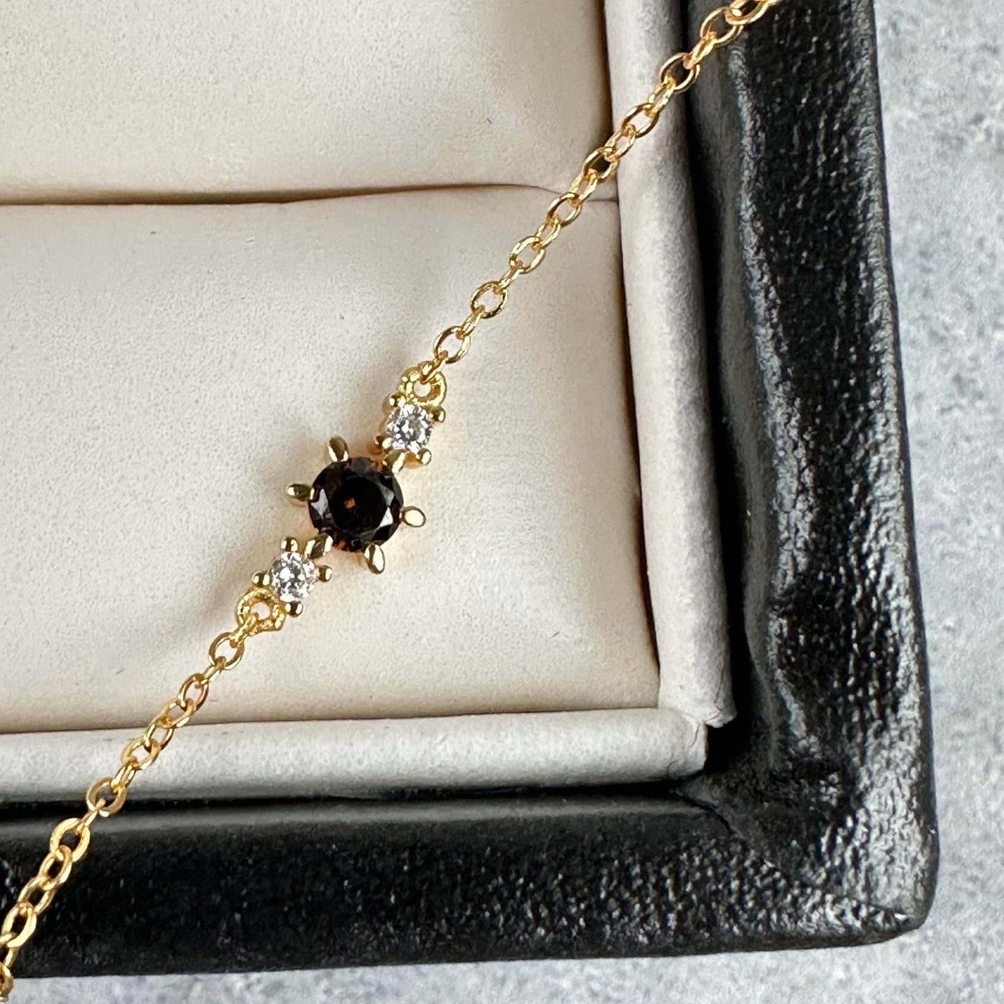 Armbånd Gia m. 3 Zirkoner - Forgyldt sterling sølv - VIAMAJA.DK