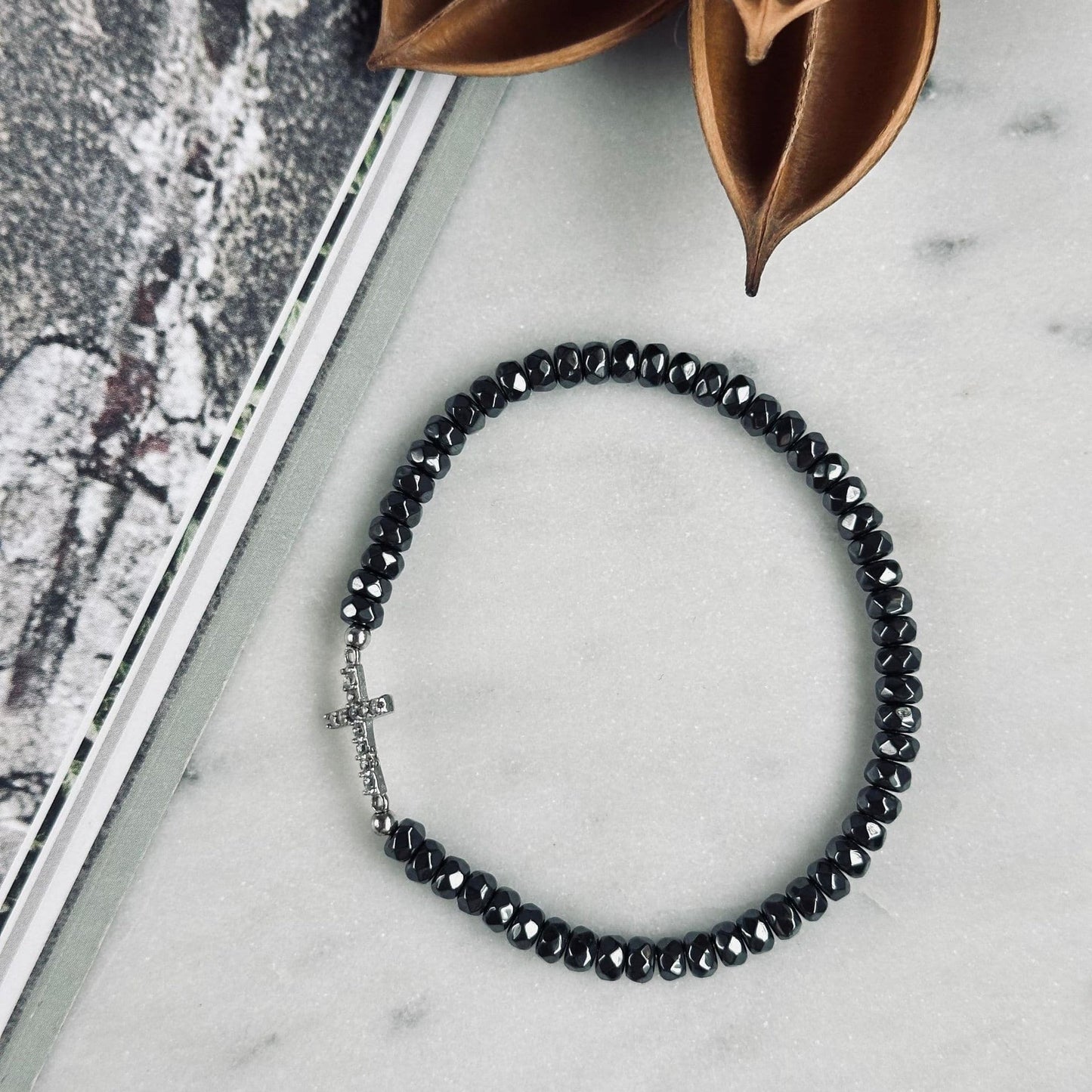 Armbånd Nikki hematite - Sterling silver kors - VIAMAJA.DK