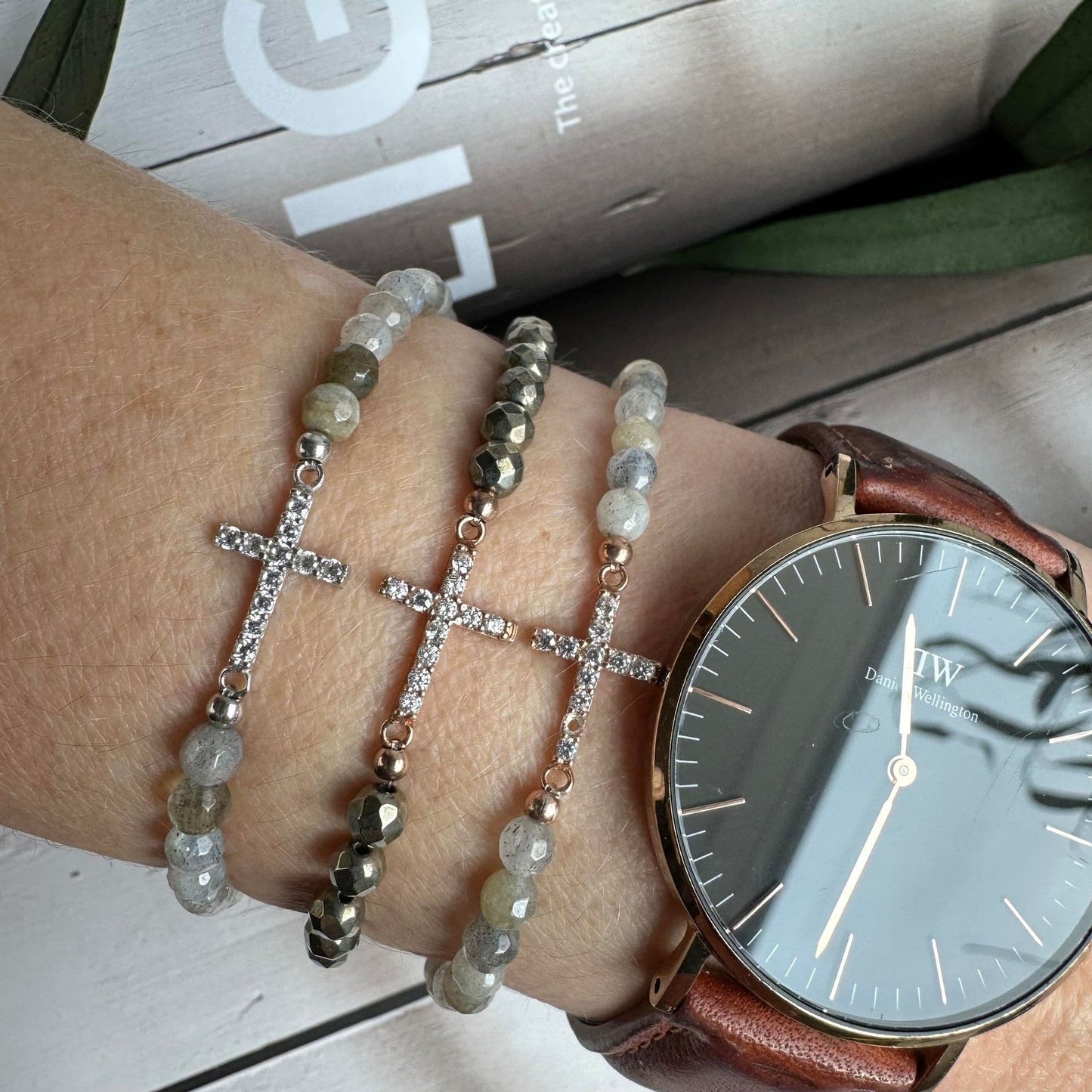 Armbånd Nikki pyrit Onyx - Forgyldt Sterling silver kors - VIAMAJA.DK