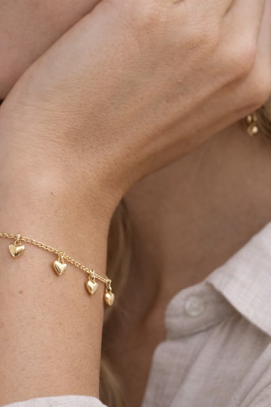 Armband med hjärtan - förgyllt