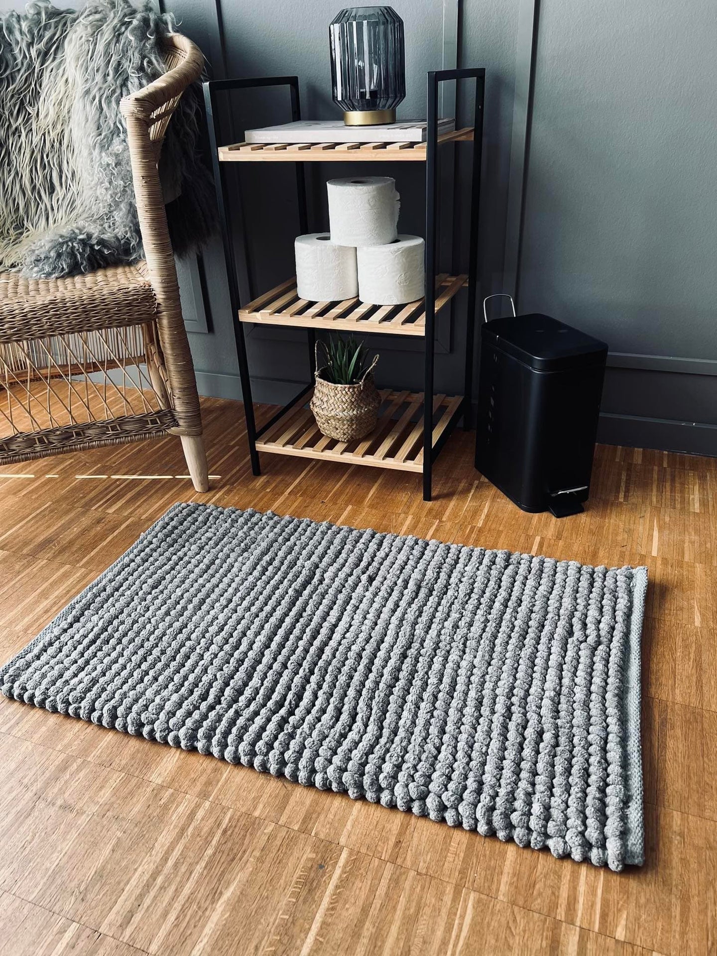 Bademåtte - Grå DOTS 50x80cm - VIAMAJA.DK