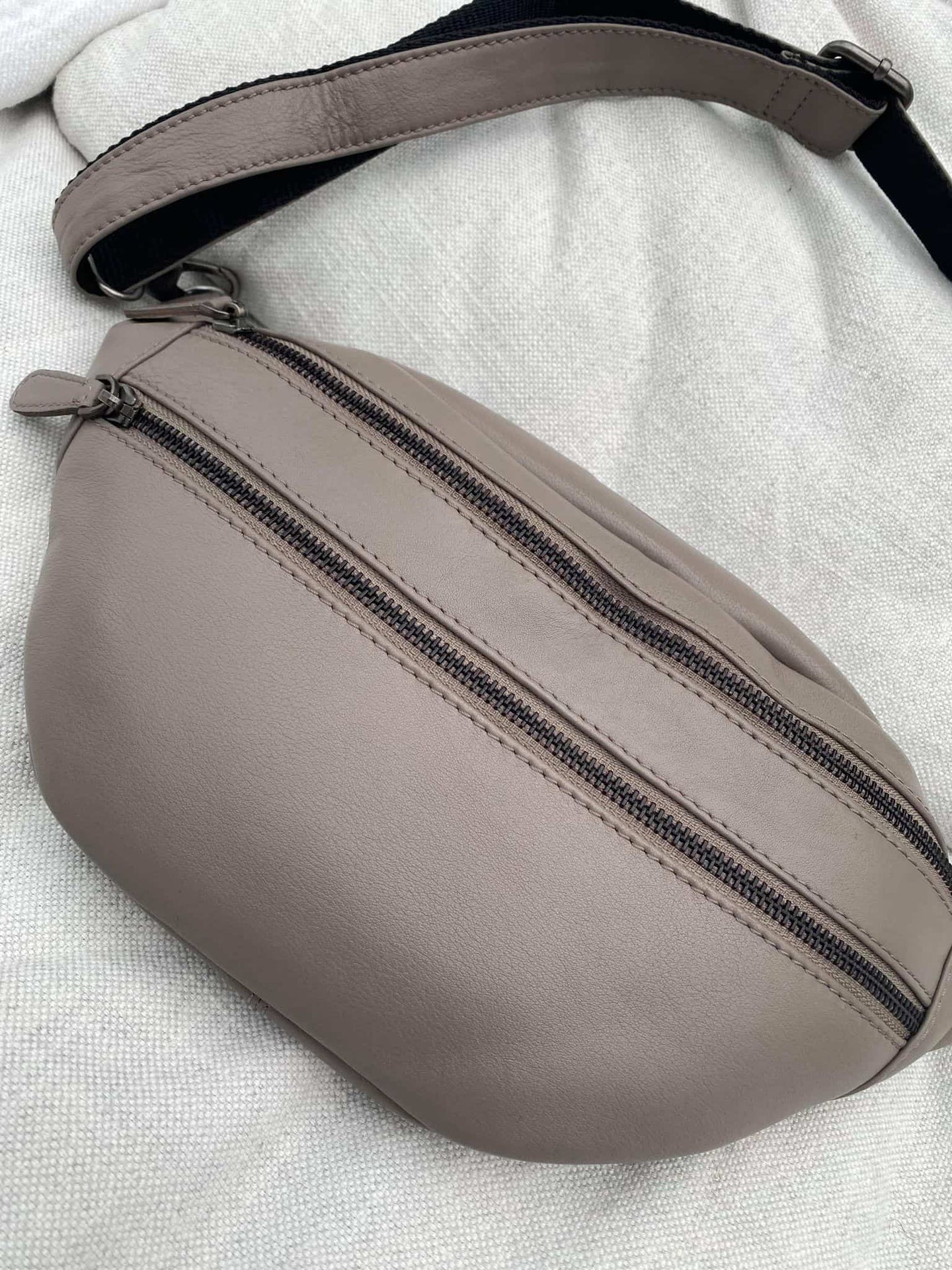Bæltetaske i det blødeste skind LINA taupe beige - VIAMAJA.DK