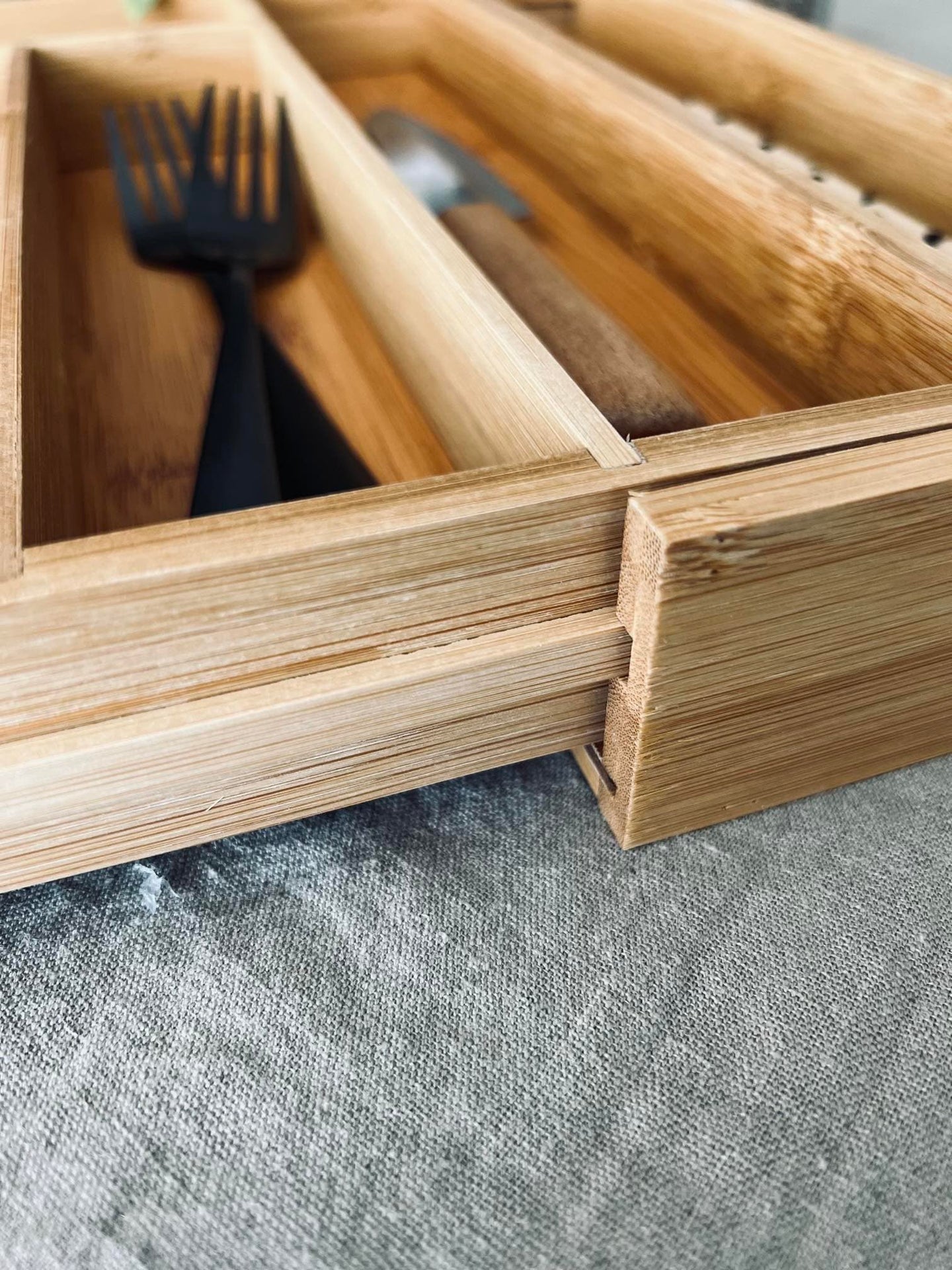 Bestikbakke i træ - Justerbar størrelse - VIAMAJA.DK