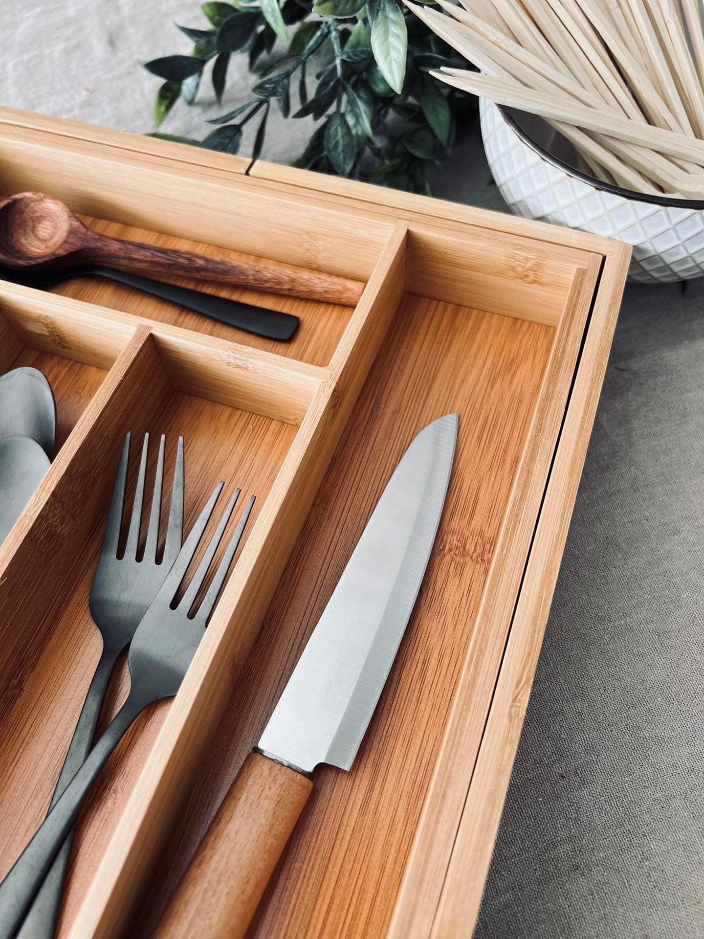 Bestikbakke i træ - Justerbar størrelse - VIAMAJA.DK