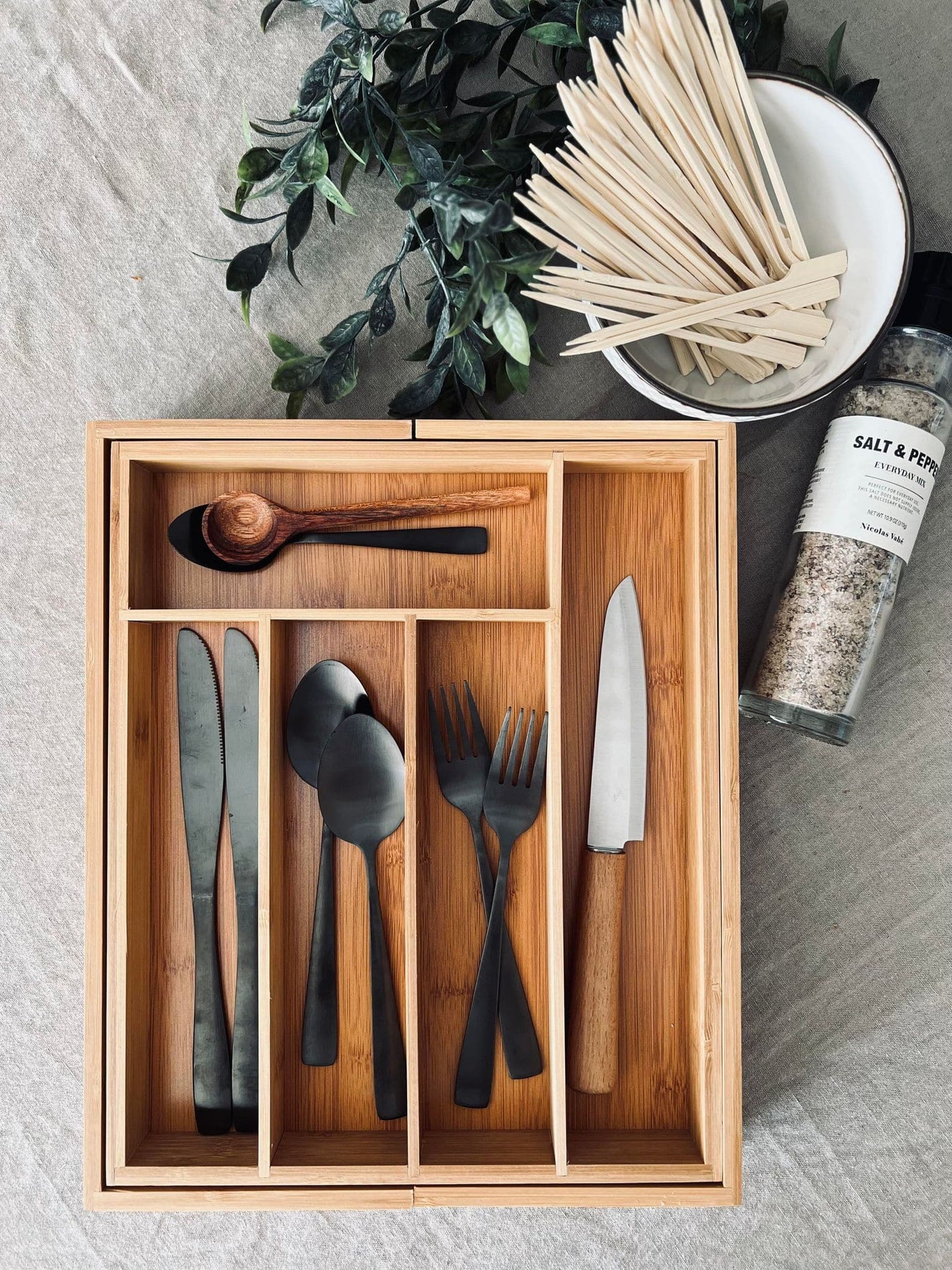Bestikbakke i træ - Justerbar størrelse - VIAMAJA.DK