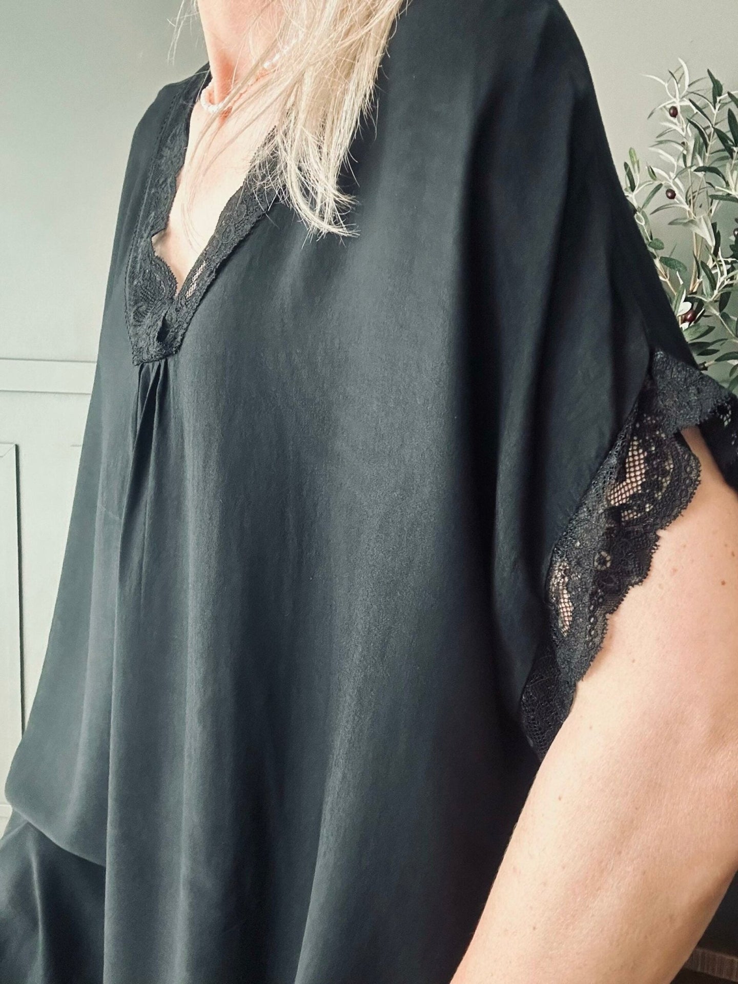 Bluse med blonde – Black oversize - VIAMAJA.DK