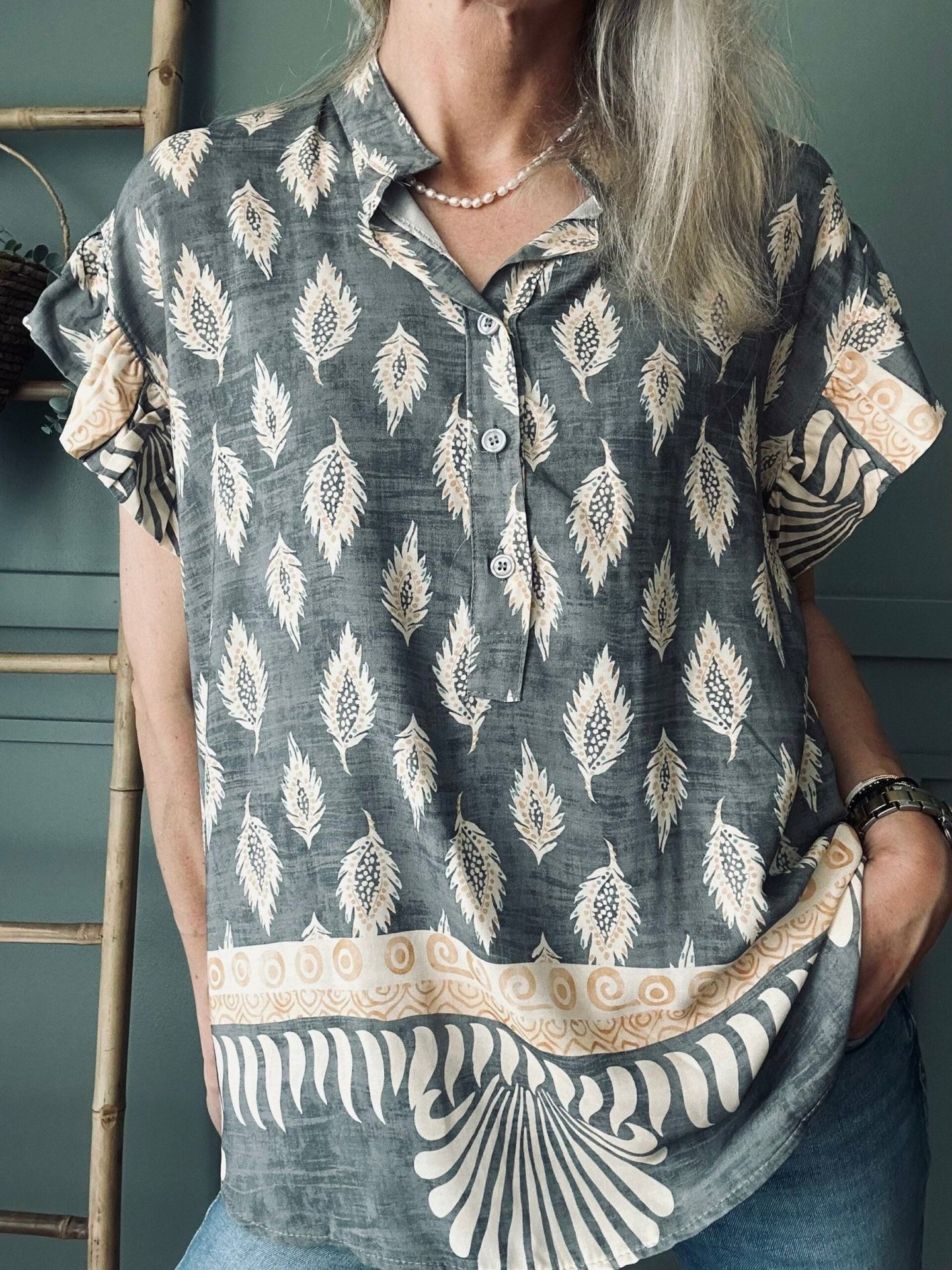 Bluse med flæsekant – Grey Nadia - VIAMAJA.DK