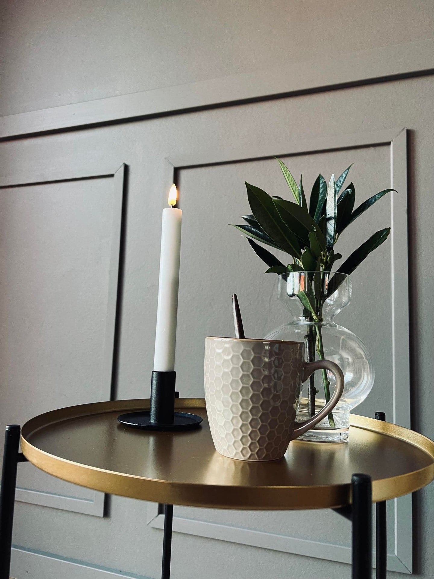 Bord i sort og guld metal - Ø 35cm - VIAMAJA.DK