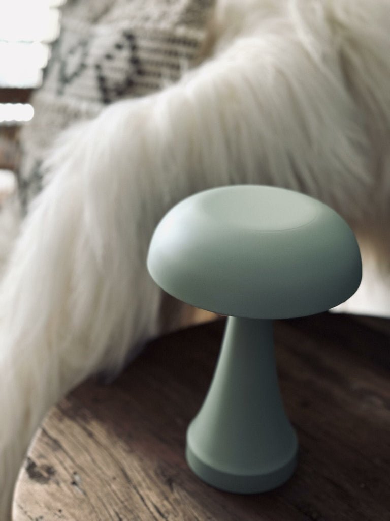 Bordlampe genopladelig – Mushroom Dusty green - VIAMAJA