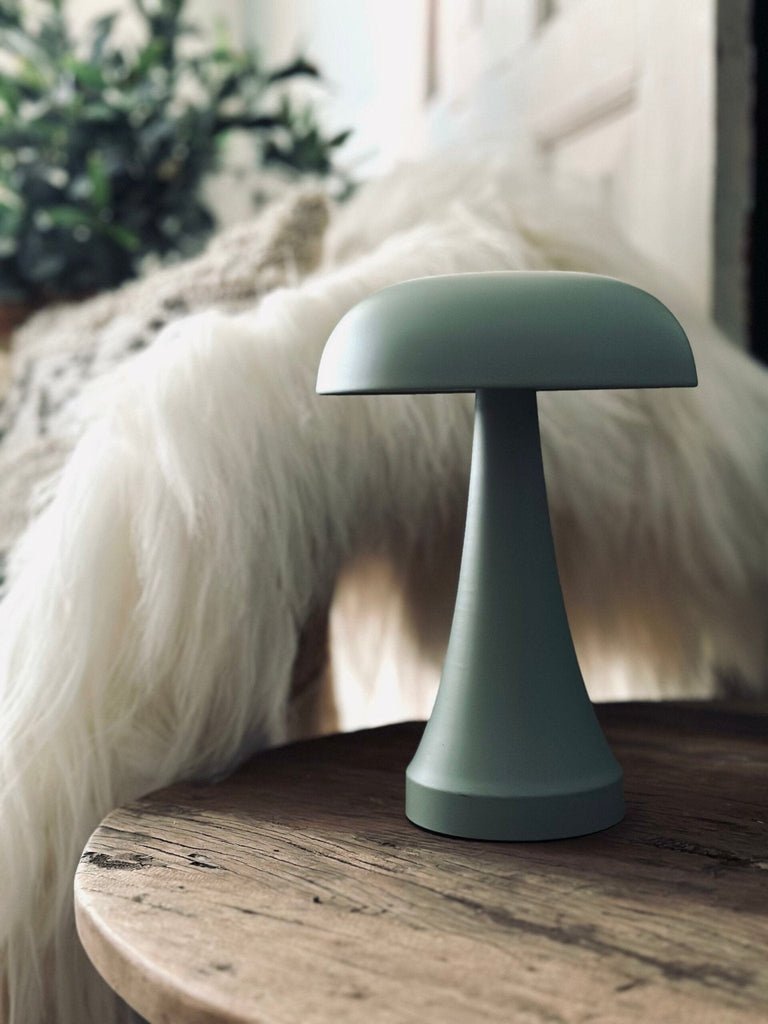 Bordlampe genopladelig – Mushroom Dusty green - VIAMAJA