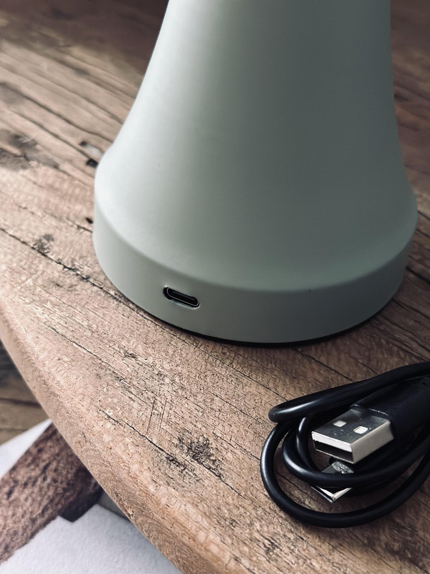Bordlampe genopladelig – Mushroom Dusty green - VIAMAJA.DK