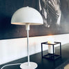 Bordslampa i matt vit metall