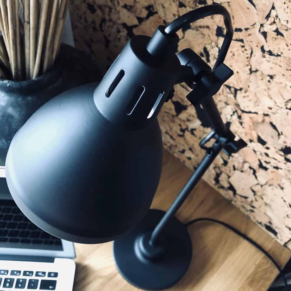 Bordlampe med "knæk" - Sort metal - VIAMAJA