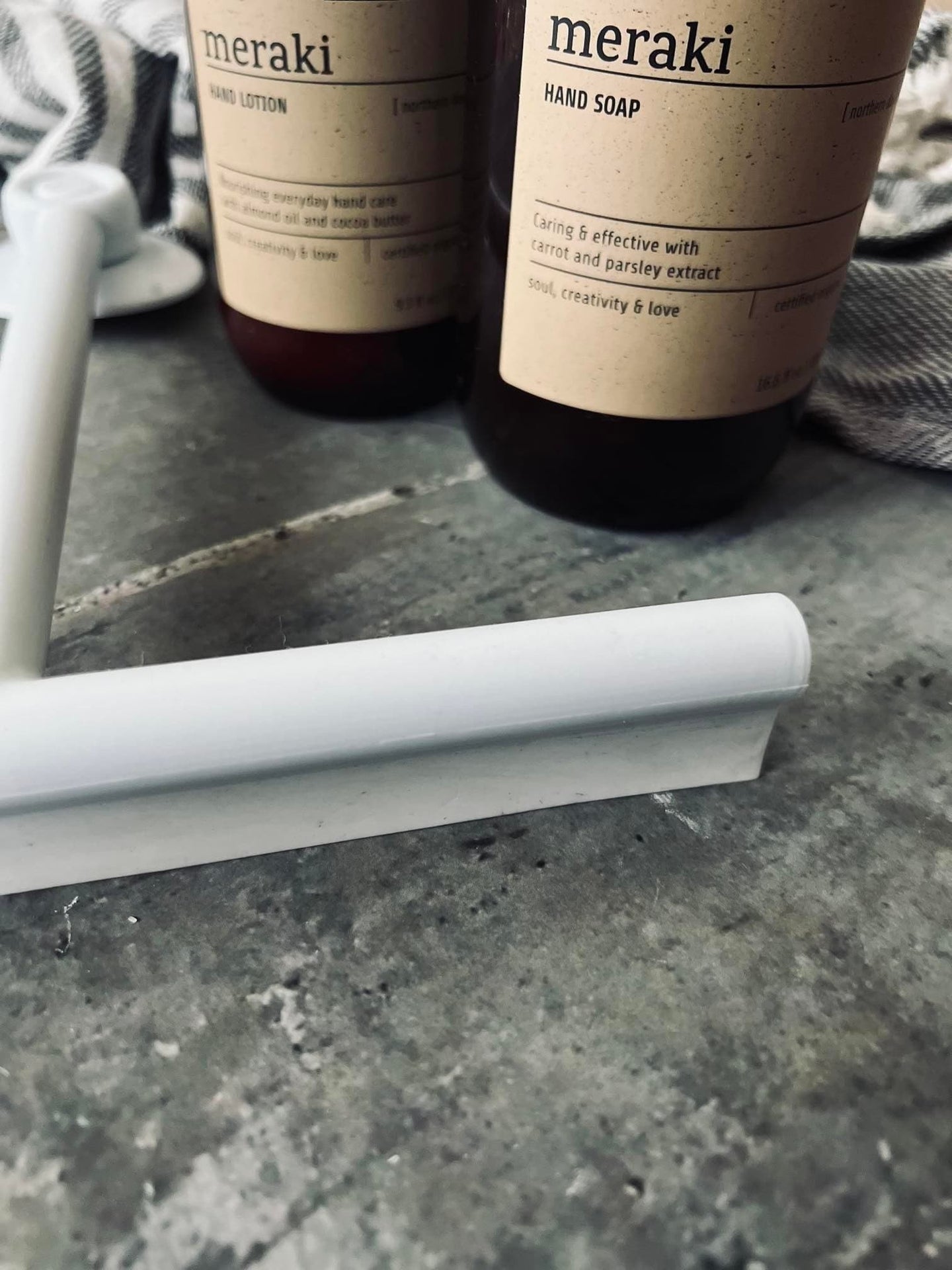 Bruseskraber med sugekop - Hvid - VIAMAJA.DK