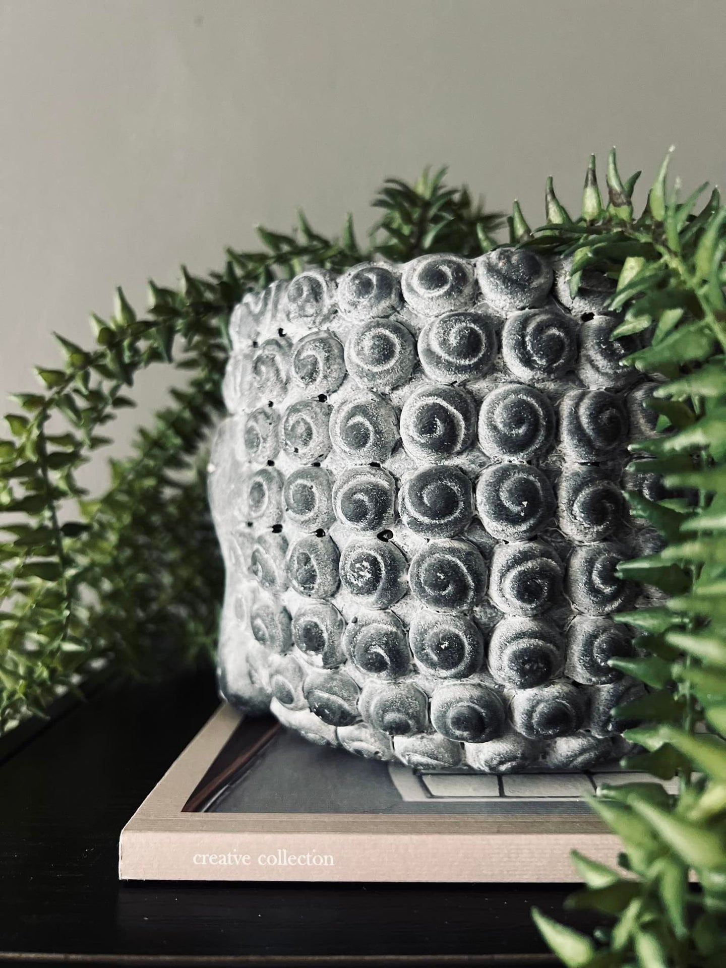 Buddha potte - Grå cement - VIAMAJA.DK