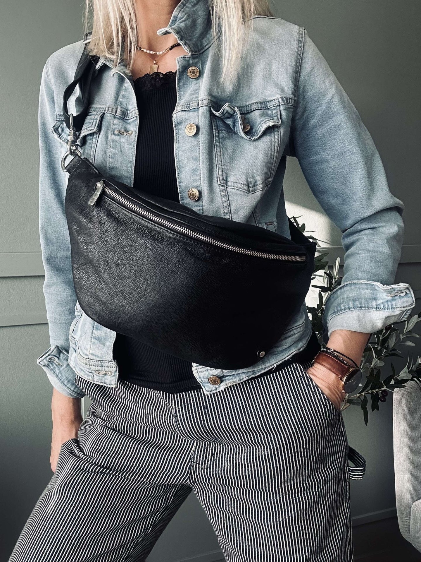 Bumbag Aura Big Black - VIAMAJA.DK
