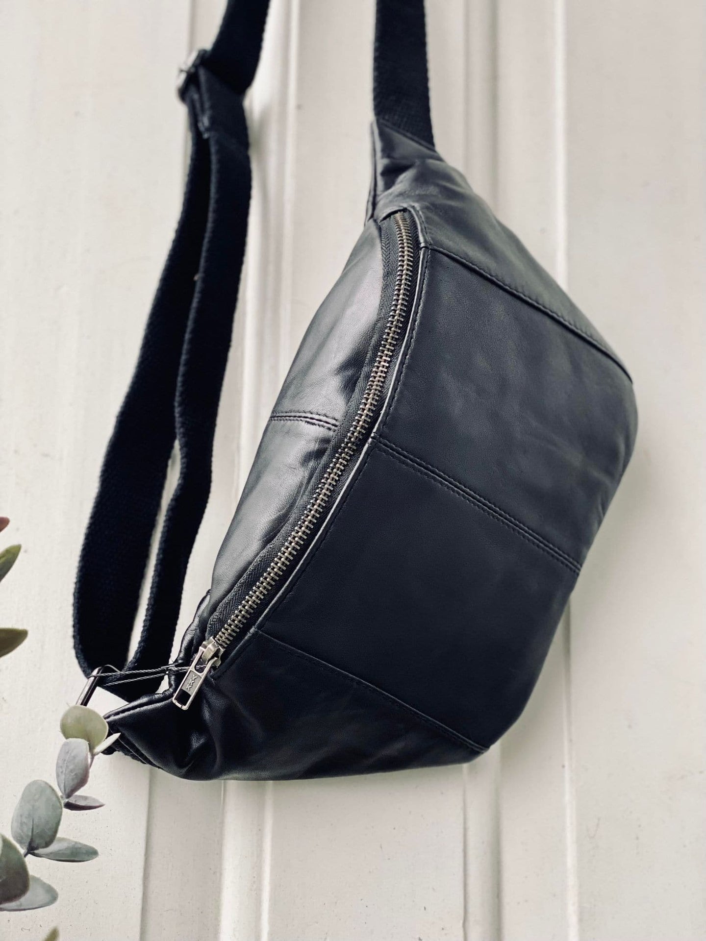 Bumbag JUNE black m. gunmetal - VIAMAJA.DK