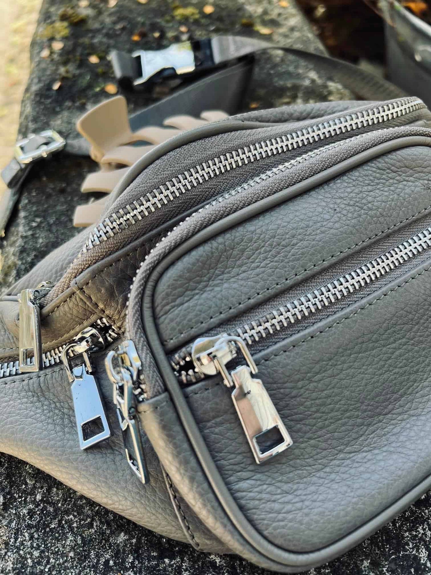 Bumbag MAY med sølv lynlås - Taupe læder - VIAMAJA.DK