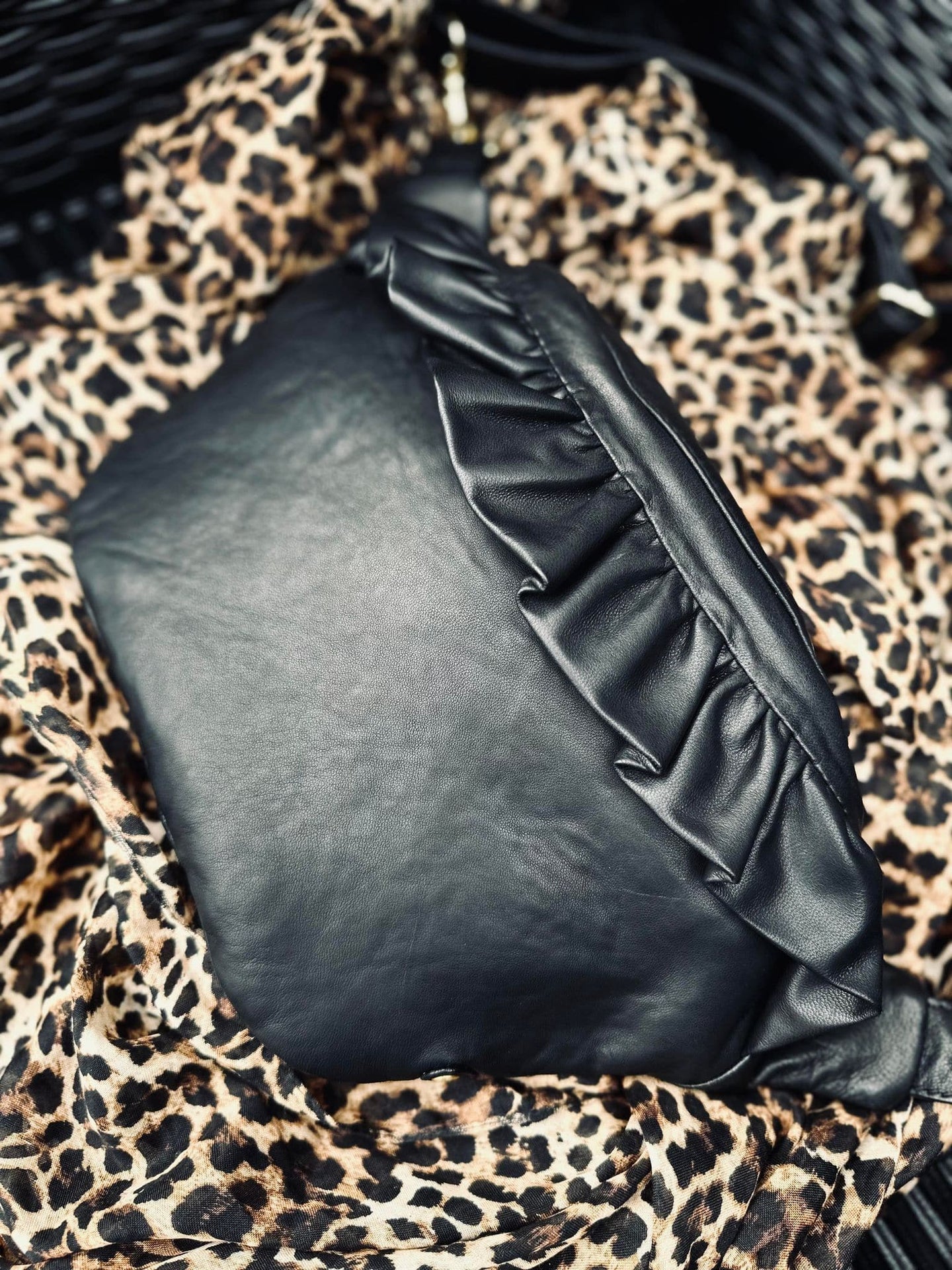 Bumbag med flæser i ultra blød skindkvalitet - VIAMAJA.DK