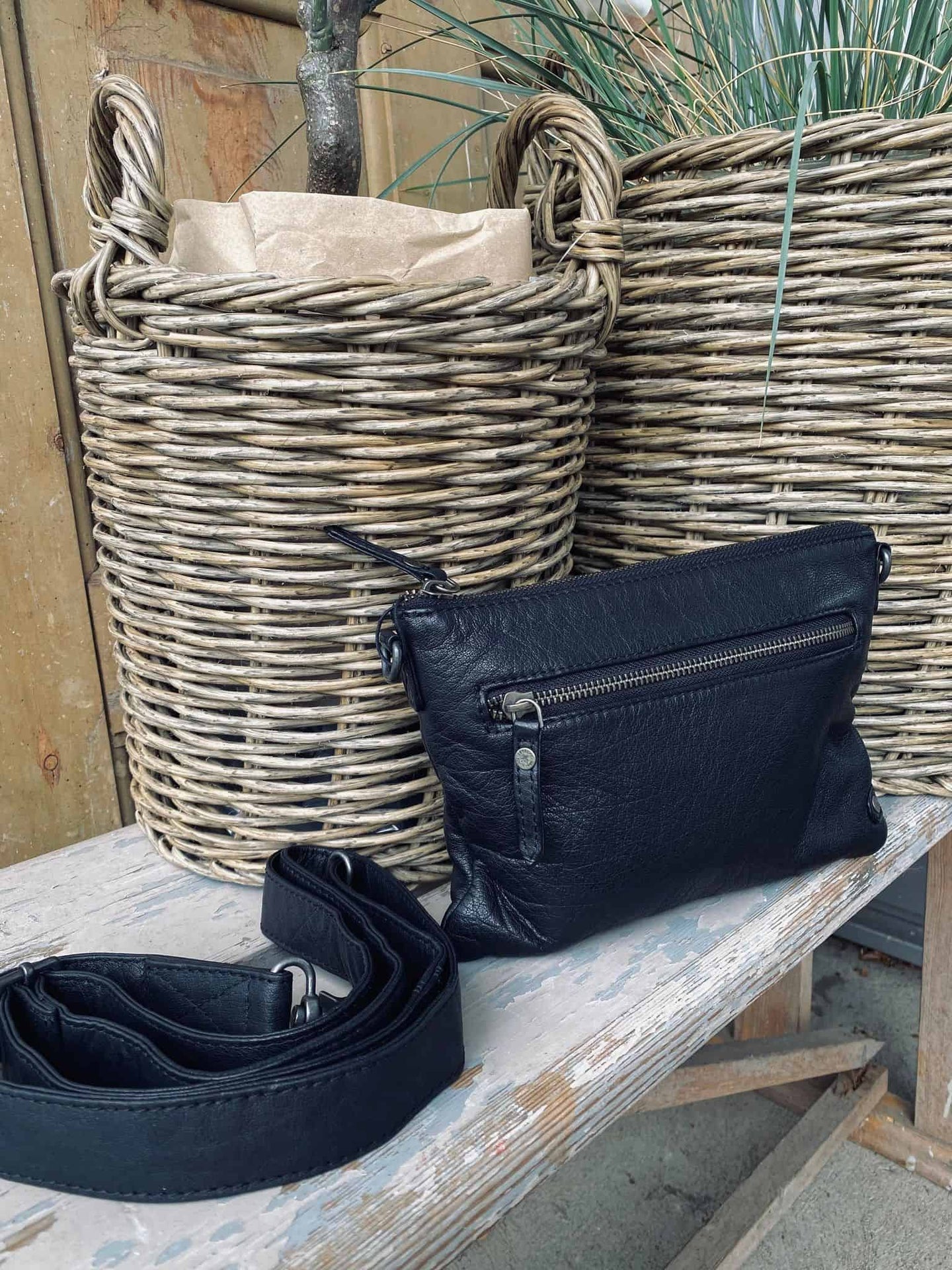 Clutch BELLA i vasket og blød skindkvalitet - VIAMAJA.DK